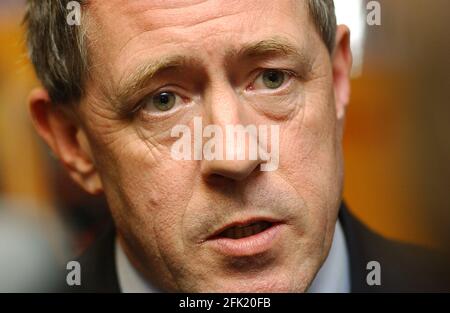 INNENMINISTER JOHN DENHAM AN DER ST OLAVE'S SCHULE IN SOUTHWARK, UM AUF DIE GEFAHR DES DIEBSTAHLS VON MOBILTELEFONEN AUFMERKSAM ZU MACHEN.8. JANUAR 2002 FOTO ANDY PARADISE Stockfoto