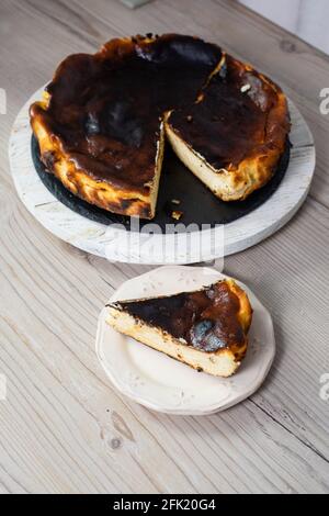 Baskisch verbranntes Käsekuchen-Stück auf dem Teller Stockfoto