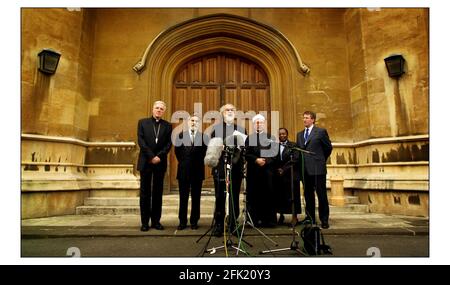 Eine gemeinsame Erklärung von religiösen Führern zur militärischen Aktion im Irak wurde vom Erzbischof von Canterbury, Dr. Rowan Williams, auf dem Platz im Lambeth Palace abgegeben. Mit ihm sind von links nach rechts....der Erzbischof von Westminster, Kardinal Cormac Murphy-O'Connor, der Oberrabbiner, Dr. Jonathan Sacks, Dr. Rowan Williams, Vorsitzender des Rates der Moscheen und Imame UK, Shaikh Dr. Zaki Badawi, Co-Präsident der Kirchen zusammen in England, Revd Esme Beswick und der Free Churches Moderator, Revd David Coffey.pic David Sandison 21/3/2003 Stockfoto