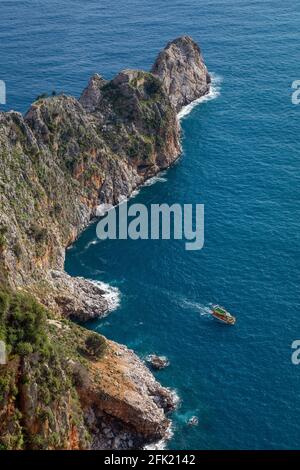 Hochwinkelansicht der Klippen und des Meeres an der Nase der Burg von Alanya in Alanya, Antalya, Türkei am 3. April 2021. Die Burg von Alanya ist eine mittelalterliche Burg Stockfoto