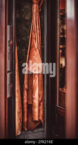 Großes Stück echtes braunes Leder. Konzept der Herstellung von Taschen, Schuhen, Kleidung, Waren und Accessoires Stockfoto