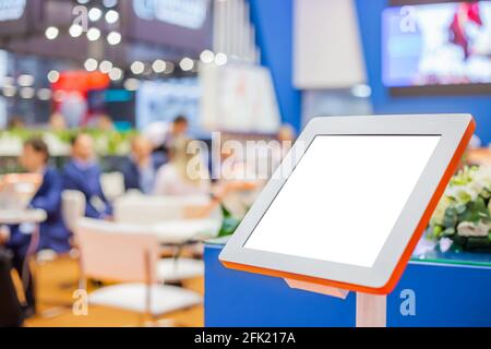 Elektronischer Multimedia Tablet-Kiosk mit weißem Display auf der Ausstellung Stockfoto