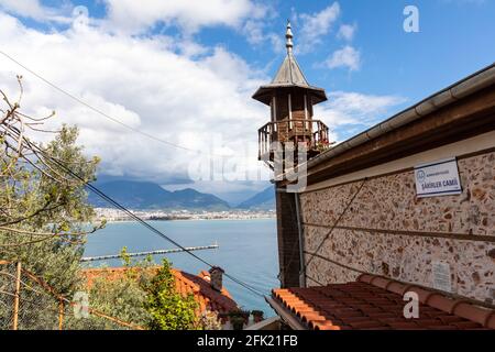 Sakirler Moschee in der Burg von Alanya, eine mittelalterliche Burg in der südtürkischen Stadt Alanya, Antalya, Türkei am 3. April 2021. Stockfoto