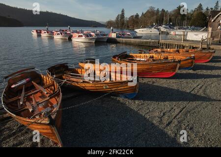 Lake Cruisers und Ruderboote in Bowness-on-Windermere standen an der Reihe Verlassene Anlegestege während des Lockdown Stockfoto