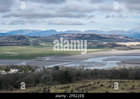 Das Viadukt über die Kent-Mündung bei Arnside aus der Sicht Arnside Knott mit Whitbarrow und den entfernten Fjells dahinter Stockfoto