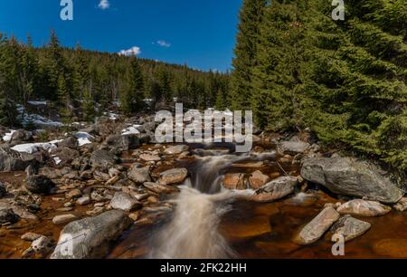 Farbe Fluss Jizera beim Zusammenfluss mit dem Bach Jizerka im Frühling Winter sonnig kalt windiger Tag Stockfoto