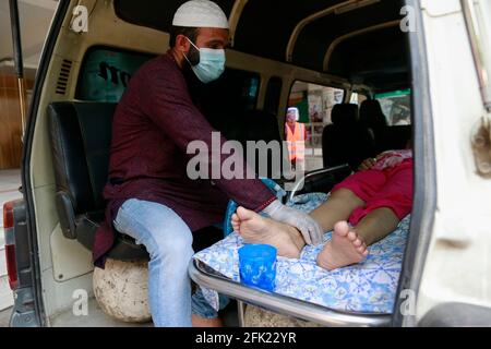 Dhaka, Bangladesch. April 2021. Ein COVID-19-Patient wurde am 27. April 2021 in einem Krankenwagen in das Krankenhaus der Dhaka Medical College in Dhaka, Bangladesch, gebracht. Quelle: Suvra Kanti das/ZUMA Wire/Alamy Live News Stockfoto