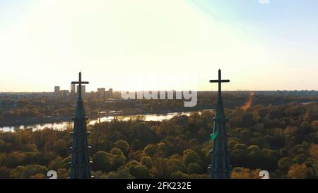 Warschau, Polen 12.01.2020 - malerischer Blick auf die Fassade der Kathedrale von Erzengel Michael und Märtyrer Florian gegen den wolkigen blauen Himmel. Im Hintergrund ist ein Baumhain zu sehen. Stockfoto