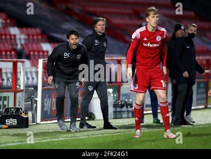 Portsmouth-Manager Danny Cowley (links) und Assistenzmanager Nicky Cowley während der Sky Bet League One im Wham Stadium, Accrington. Bilddatum: Dienstag, 27. April 2021. Stockfoto