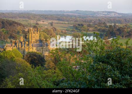 Margam Castle im Margam Park, von den Ruinen von Capel Mair in Port Talbot, Großbritannien, aus gesehen Stockfoto