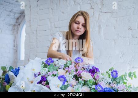 Florist großen floralen Korb mit Blumen Flower Shop Stockfoto