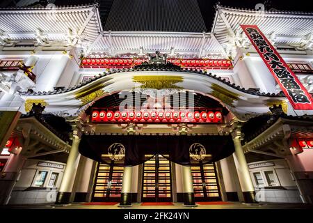 Kabukiza Kabuki-za, Tokyos führendes Kabuki-Theater in Japan. Gelegen am Kabuki Tower in Ginza. Nachts beleuchtet. Berühmtes japanisches Drama Wahrzeichen. Stockfoto