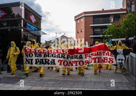 Madrid, Spanien. April 2021. Demonstranten, die persönliche Schutzausrüstung tragen und ein Banner tragen, um gegen den letzten Besuch eines Spiels im Rayo Vallecano Stadion von Santiago Abascal, Anführer der rechtsextremen VOX-Partei, und Rocio Monasterio, Kandidat für die nächsten Regionalwahlen in Madrid, zu protestieren. Demonstranten, Mitglieder der Bukaneros-Gruppe, führen eine Aktion unter dem Motto „Lass uns unser Stadion desinfizieren“ durch und rufen Slogans gegen den Faschismus und gegen die rechtsextreme VOX-Partei. Quelle: Marcos del Mazo/Alamy Live News Stockfoto