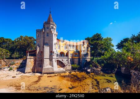 Museu Condes de Castro Guimaraes in Cascais, Lissabon, Portugal. Bau des Museums Conde Castro Guimaraes in den hübschen Gärten von Jardim Marechal Stockfoto