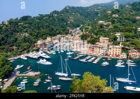 Boote in der kleinen Hafenstadt Portofino, Ligurien, Italien Stockfoto