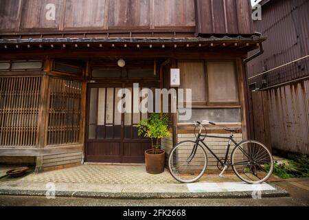 Higashiya und Machiya. Wunderschön erhaltenes traditionelles japanisches Haus, Geschäft und Gebäude. Edo Bezirk der alten Stadt Kanazawa. Urige alte Straßen. Stockfoto