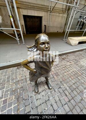 Fearless Girl Bronzestatue von Kristen Visbal im Finanzviertel im Viertel Lower Manhattan in New York City, NY, USA Stockfoto