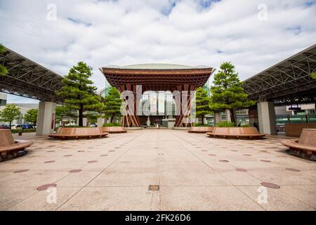 Tsuzumi Gate am Bahnhof Kanazawa. Shinkansen weit offene leere Plattform Vorplatz Eingang. Holzstruktur japanisches Design. Hintergrund. Japan. Stockfoto