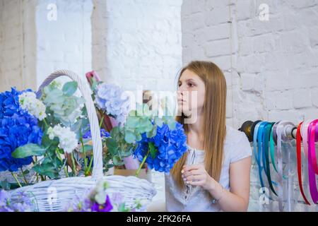 Florist großen floralen Korb mit Blumen Flower Shop Stockfoto