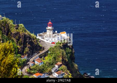 Dramatischer Blick auf den Leuchtturm auf Ponta do Arnel, Nordeste, Sao Miguel Island, Azoren, Portugal. Leuchtturm Arnel bei Nordeste auf der Insel Sao Miguel Stockfoto