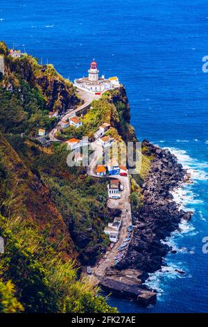 Dramatischer Blick auf den Leuchtturm auf Ponta do Arnel, Nordeste, Sao Miguel Island, Azoren, Portugal. Leuchtturm Arnel bei Nordeste auf der Insel Sao Miguel Stockfoto