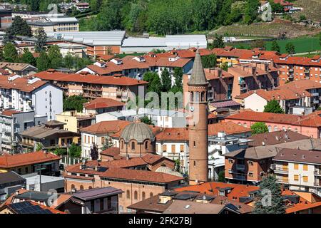 Blick von oben auf Häuser mit roten Dächern und Glockenturm der Kirche Madonna della Moretta in der Stadt Alba, Piemont, Norditalien. Stockfoto