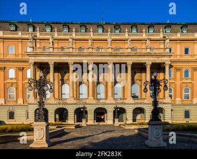 Budapest, Ungarn, März 2020, Blick auf die Fassade der Ungarischen Nationalgalerie in der Budaer Burg Stockfoto