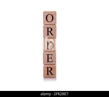 Auftrag. Holzwürfel mit dem Wort Order auf weißem Hintergrund. Stockfoto