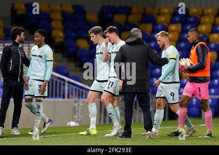 London, Großbritannien. April 2021. Rochdale-Spieler verlassen das Spielfeld am Rande der Tränen während des Spiels der EFL Sky Bet League 1 zwischen AFC Wimbledon und Rochdale in der Plough Lane, London, England am 27. April 2021. Foto von Carlton Myrie. Nur zur redaktionellen Verwendung, Lizenz für kommerzielle Nutzung erforderlich. Keine Verwendung bei Wetten, Spielen oder Veröffentlichungen einzelner Clubs/Vereine/Spieler. Kredit: UK Sports Pics Ltd/Alamy Live Nachrichten Stockfoto