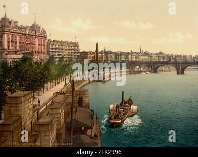 Das Victoria Embankment an der Themse in London, mit Cleopatras Nadel, Somerset House und Waterloo Bridge aus Sicht des Embankment Pier um 1890-1900 Stockfoto