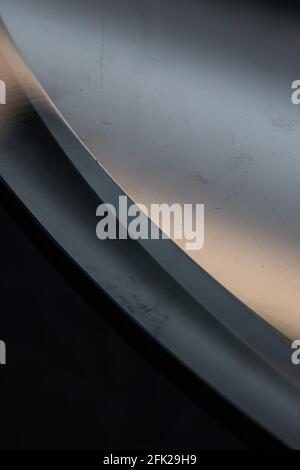 Abstrakt gebogene graue Stahlmetallkante verschwommen Stockfoto