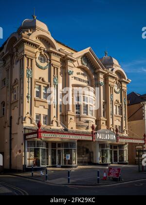 Das Palladium Llandudno. Erbaut im Jahr 1920, Theater und Kino mit 1500 Sitzplätzen bis 2001, Jetzt ein Weatherspoons Pub mit vielen ursprünglichen Funktionen. Stockfoto