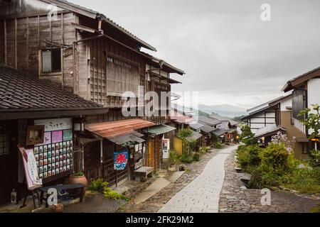 Alte Poststadt Magome. Japanisches touristisches Wahrzeichen Dorf. Nakasendo Trail Wanderung zum Kiso Valley Fußpfad. Kurvenreiche Wege, Straßen aus der Edo-Zeit und Wanderwege. Stockfoto