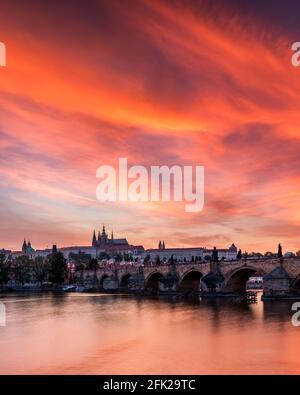 Charles Bridge bei Sonnenuntergang mit bunten Himmel, Prag, Tschechische Republik. Die Prager Altstadt und der berühmten Karlsbrücke und Schloss, Tschechische Republik. Charles Brid Stockfoto
