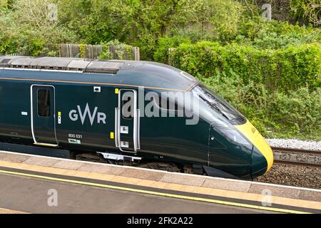 Bridgend, Wales - April 2021: Vor einem Diesel-elektrischen Hochgeschwindigkeitszug der Klasse 800 am Bahnhof von Bridgend. Der Zug wird von Hitachi gebaut. Stockfoto