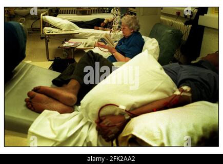 Whitechapple Hospital in East London. Ein Dialysepatient liegt auf einem an der Maschine befestigten Bett. Stockfoto