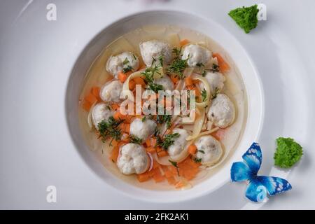 Suppe mit Fleischbällchen und Nudeln für Kinder Stockfoto