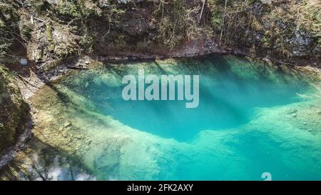 Blaue und grüne Wasserfarbe des Gebirgsflusses Kupa Quelle, tief in den felsigen Bergen von Risnjak, Nationalpark in Kroatien Stockfoto