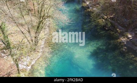 Luftaufnahme der blauen und grünen Wasserfarbe des Gebirgsflusses Kupa Quelle, tief in den felsigen Bergen von Risnjak, Nationalpark in Kroatien Stockfoto