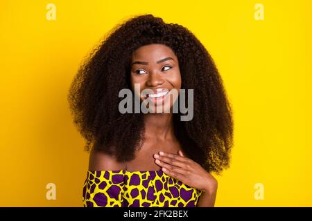 Portrait von attraktiven fröhlich beeindruckt Mädchen lachen Spaß isoliert Über hellgelbem Hintergrund Stockfoto