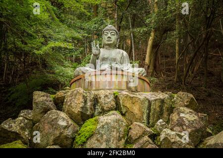 Bronze Buddha Statue am Engyoji Tempel, Mount Shosha. Berühmter buddhistischer Tempel in der Nähe des Schlosses Himeji, auch Schauplatz des Films „die letzten Samurai“ Stockfoto