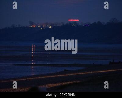 Minster on Sea, Kent, Großbritannien. April 2021. UK Wetter: Der rosafarbene Vollmond, der über den Klippen in Minster on Sea, Kent aufsteigt, hat eine spektakuläre orange Farbe. Kredit: James Bell/Alamy Live Nachrichten Stockfoto