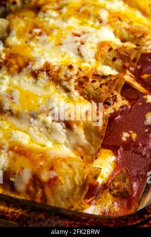 Kochen traditionelle mexikanische Enchilada Abendessen in Glas-Kasserolle Stockfoto