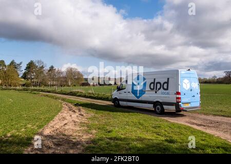 Ein „pd“-Lieferwagen, der auf einer Landstrecke unterwegs ist, um eine Lieferung auf dem Land zu machen. Suffolk, Großbritannien. Stockfoto