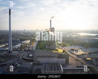 Fernsicht mit Wolken und grünem Dachhang. Kraftwerk CoppenHill, Kopenhagen, Dänemark. Architekt: BIG Bjarke Ingels Group, 2019. Stockfoto