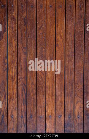 Tisch mit Mahagoni-farbigen Holzplanken und einer Reihe von Nägeln an beiden Enden. Holzstruktur als Hintergrund verwendet werden. Stockfoto