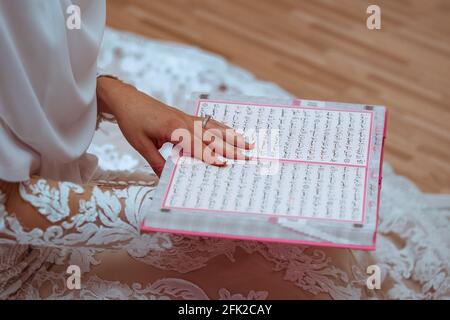 Nahaufnahme eines jungen Muslims, der den Koran, das heilige islamische Buch, liest Stockfoto