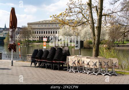 Geschlossene Gastronomie, während der Corona-Zustandssperre im April 2021, Outdoor-Gastronomie, gestapelte Tische und Stühle, an der Ruhrpromenade, am Stadt Stockfoto