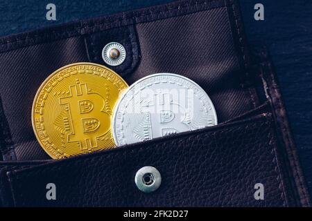 Aus braunem Leder Brieftasche Bitcoin. Bitcoin, moderne virtuelle cryptocurrency. Gewinn aus dem Bergbau crypto Währungen. Bitcoin Goldmünzen mit der Brieftasche, close-u Stockfoto