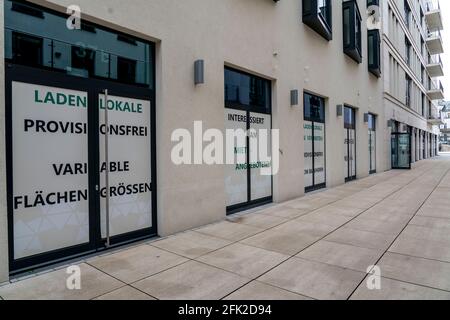Leerstehende Ladenflächen, zur Miete, Werbung in den Schaufenstern, im neuen Stadtquartier Schloßstraße, in der Innenstadt von Mülheim an der Ruhr, NRW, Stockfoto
